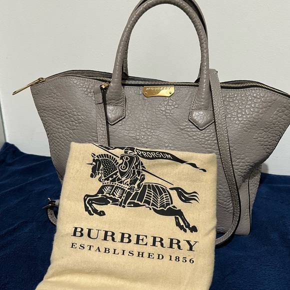 Authentic BURBERRY Dewsburry Convertible Tote Check Embossed Leather Medium Size - Picture 6 of 12
